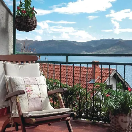 Three-bedroom In Komarna Apartment Klek