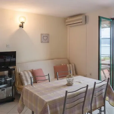 Three-bedroom In Komarna Apartment