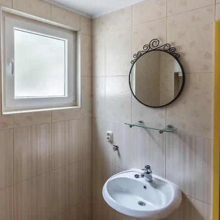 Three-bedroom In Komarna Klek